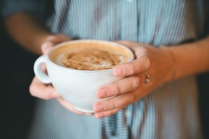 Polacy chętnie wybierają taką kawę. Zawiera mniej kofeiny, ale czy jest zdrowsza?