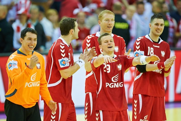 Polacy cieszą się po meczu grupy II mistrzostw Europy piłkarzy ręcznych ze Szwecją /Adam Warżawa /PAP