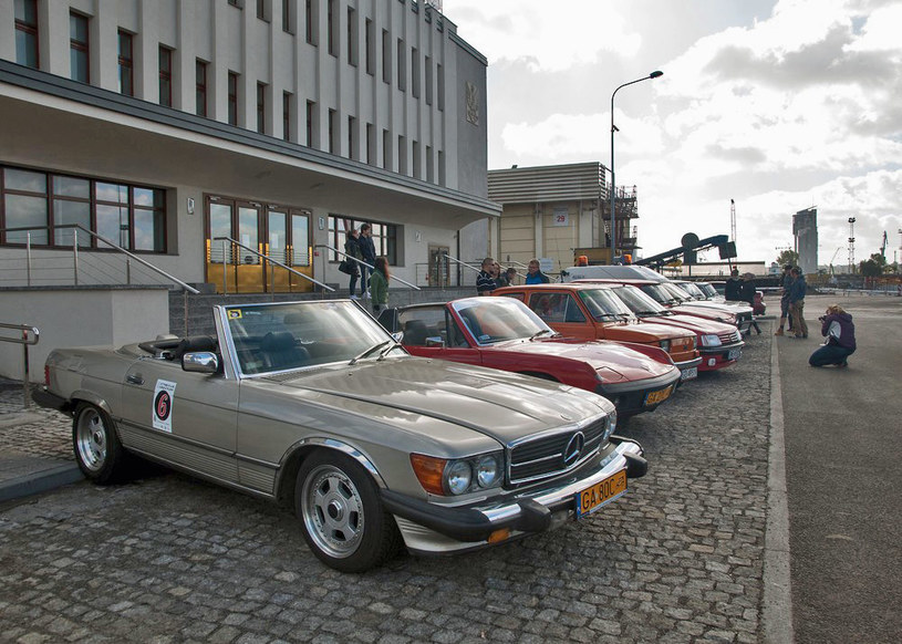 Polacy coraz chętniej kupują dla przyjemności klasyczne samochody /Marek Michalak /East News