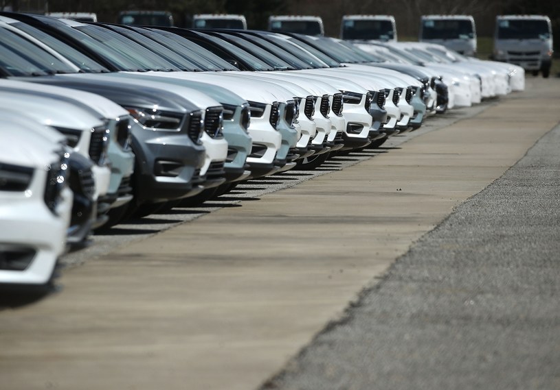Polacy coraz chętniej kupują samochody marek premium /Getty Images