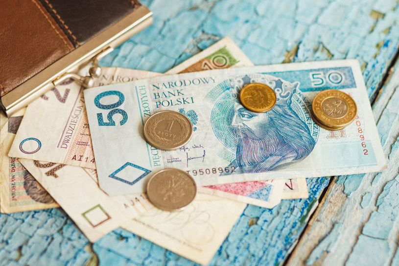Polacy coraz chętniej wpłacają na lokaty bankowe /123RF/PICSEL