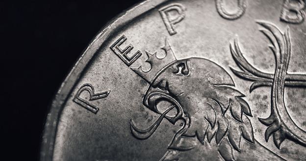 Polacy coraz częściej jeżdżą za pracą do Czech. Na zdjęciu czeska korona /123RF/PICSEL