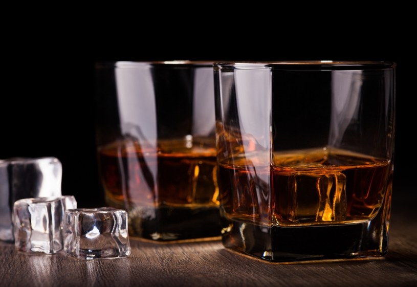 Polacy coraz częściej kupują whisky /123RF/PICSEL