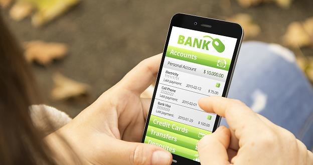 Polacy coraz częściej wybierają bankowe aplikacje mobilne /&copy;123RF/PICSEL
