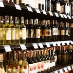 Polacy coraz więcej wydają na alkohol. Kupują też trunki z wyższej póki