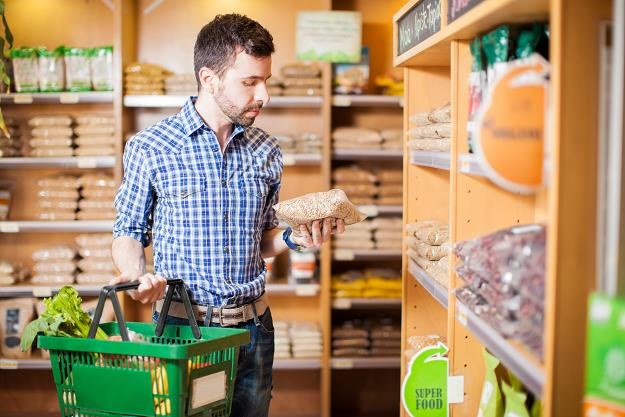 Polacy coraz większą uwagę zwracają na skład i pochodzenie produktu /&copy;123RF/PICSEL