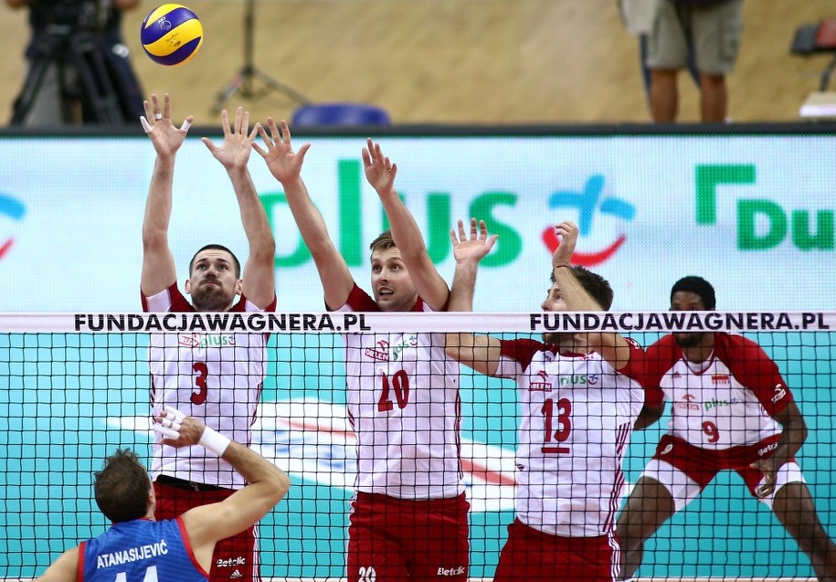 Polacy Dawid Konarski (L), Mateusz Bieniek (C) i Michał Kubiak (P) oraz Serb Aleksandar Atanasijevic (niżej) //Łukasz Gągulski /PAP