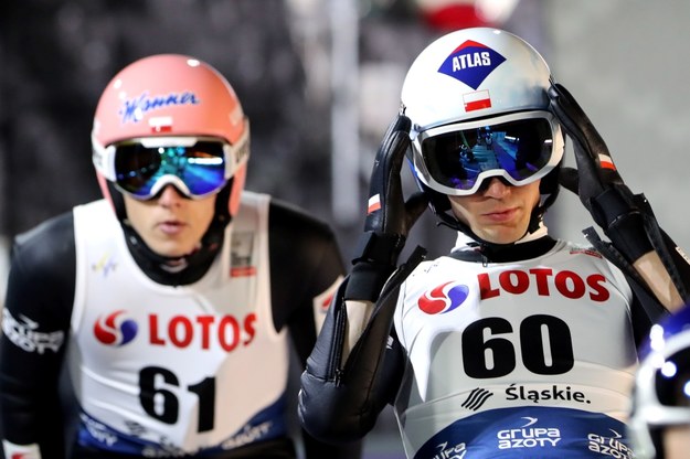 Polacy Dawid Kubacki (L) i Kamil Stoch (P) podczas oficjalnego treningu przed inauguracyjnymi zawodami Pucharu Świata w skokach narciarskich sezonu 2020/2021 / 	Grzegorz Momot    /PAP/EPA