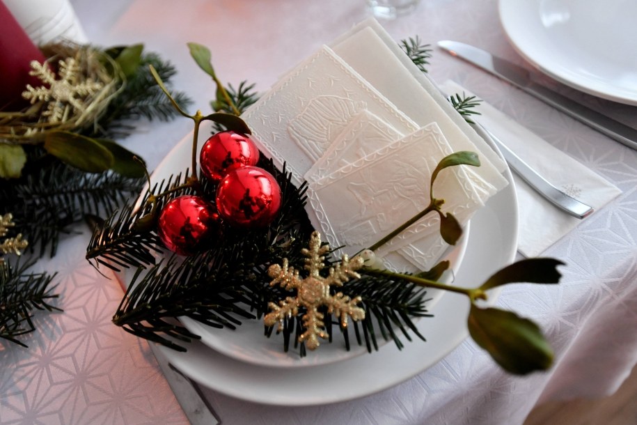 Polacy deklarują, że święta spędzają w gronie rodzinnym / 	Marcin Bielecki    /PAP