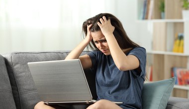 Polacy dostają niebezpieczne wiadomości. Żądają od nich wpłat w dolarach