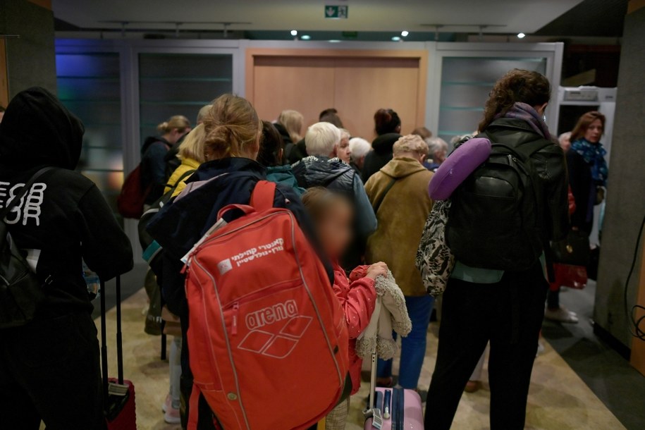 Polacy ewakuowani z Izraela na wojskowym lotnisku Warszawa-Okęcie /Marcin Obara /PAP