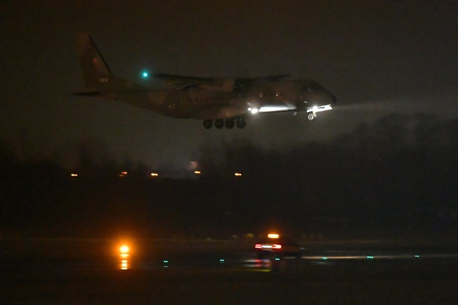 Polacy ewakuowani z Wuhanu wylądowali we Wrocławiu /Maciej Kulczyński /PAP