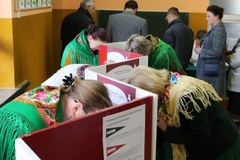Polacy głosują w wyborach parlamentarnych