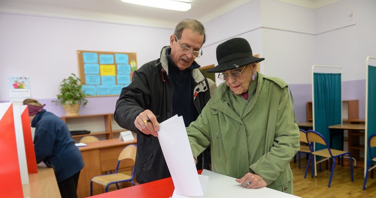 Polacy głosują w wyborach parlamentarnych