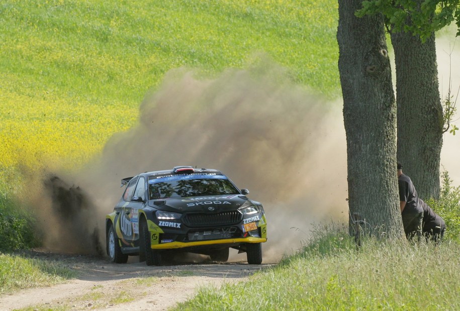 Polacy Jakub Matulka i Damian Syty (Skoda Fabia RS) na trasie 5. odcinka specjalnego "Świętajno" / 	Tomasz Waszczuk    /PAP