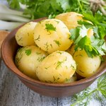 Polacy je uwielbiają, ale często mylą z zupełnie innymi. Jaka jest różnica między ziemniakiem młodym i wczesnym?