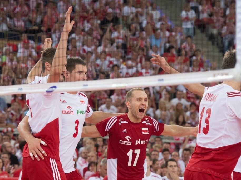 Polacy Karol Kłos (L), Dawid Konarski, Paweł Zatorski (C) cieszą się z punktu w meczu z Francją w grupie E mistrzostw świata siatkarzy w Łodzi /Grzegorz Michałowski /PAP