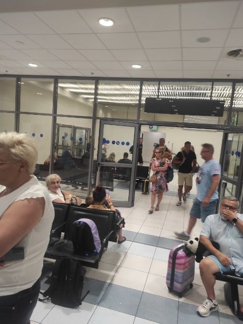 Polacy koczujący na lotnisku na Rodos /Gorąca Linia /
