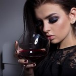 Polacy konsumują coraz więcej wina. Na rynek trafiają jednak podróbki