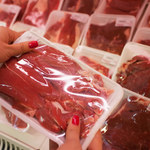 Polacy kupują coraz mniej mięsa. Rośnie popularność roślinnych zamienników