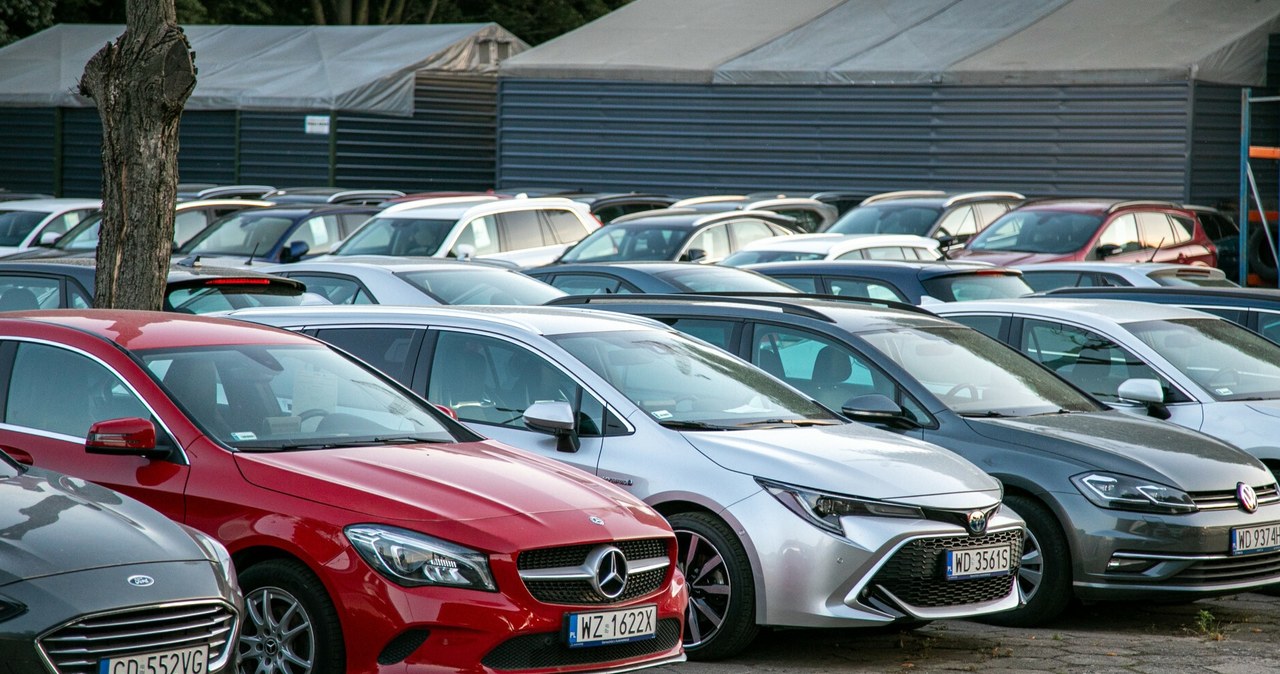 Polacy kupują coraz nowsze samochody używane. W czerwcu mediana ceny używanego auta w Polsce osiągnęła aż 40 900 zł /Dawid Wolski /Agencja SE/East News