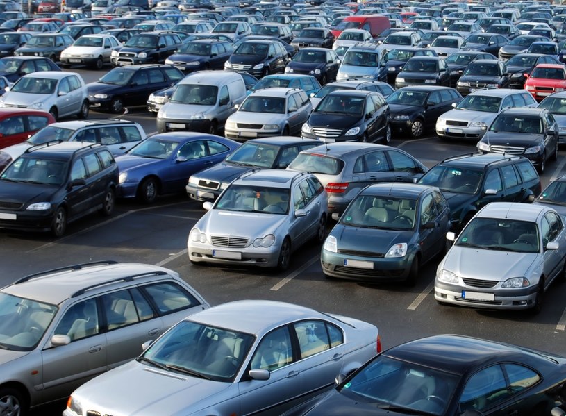 Polacy kupują coraz starsze samochody z drugiej ręki i w większości nabywają je od osób prywatnych /123RF/PICSEL