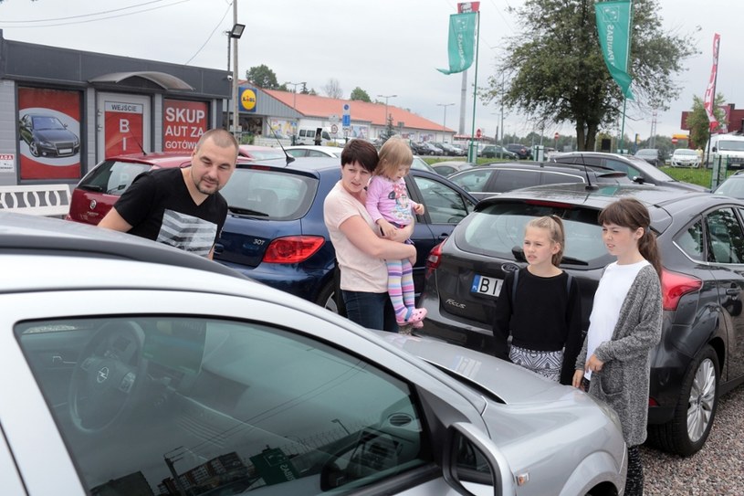 Polacy kupują coraz więcej aut, a do tego są one coraz młodsze /Piotr Mecik /East News
