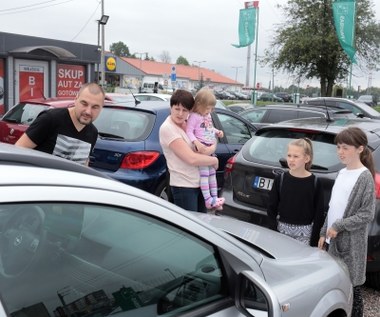 Polacy kupują coraz więcej samochodów. Nie tylko tych starych