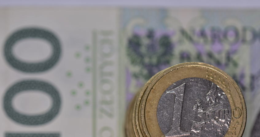 Polacy likwidują lokaty w złotych i oszczędzają w walutach obcych /123RF/PICSEL