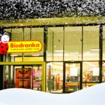 Polacy masowo szukają odmrażaczy i skrobaczek. Biedronka właśnie przeceniła hity