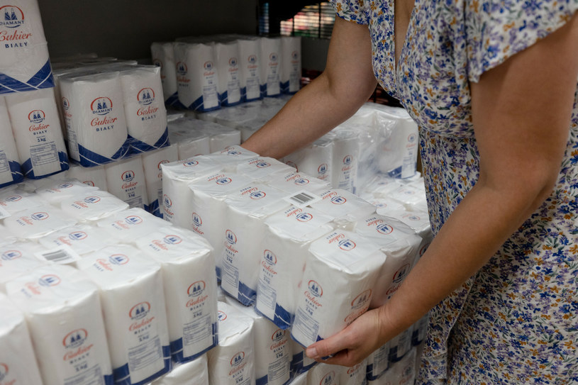 Polacy masowo wykupują cukier ze sklepów, przez co półki świecą pustkami /Karol Porwich East News /East News