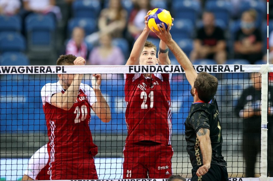 Polacy Mateusz Bieniek (L) i Tomasz Fornal (C) oraz Wugar Bajamow (P) z reprezentacji Azerbejdżanu podczas meczu siatkarskiego XVIII Memoriału Huberta Jerzego Wagnera /	Łukasz Gągulski /PAP