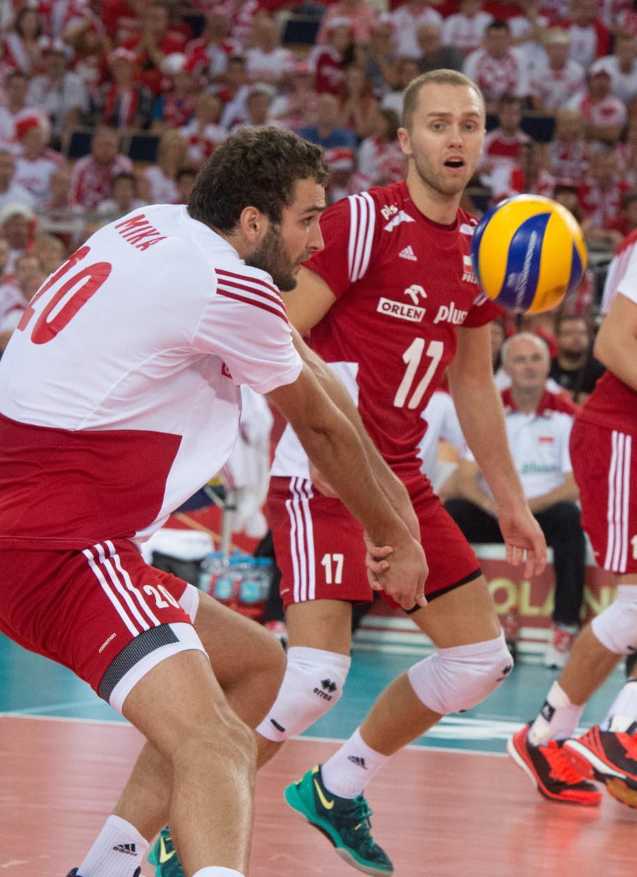 Polacy Mateusz Mika (L) i Paweł Zatorski w meczu z Francją w grupie E mistrzostw świata siatkarzy w Łodzi /Grzegorz Michałowski /PAP