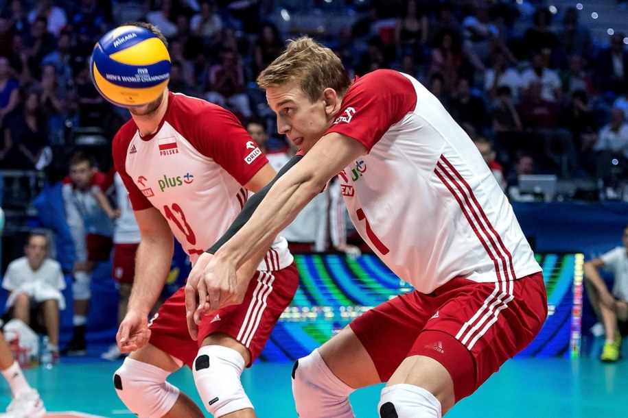 Polacy Michał Kubiak  i Artur Szalpuk podczas meczu półfinałowego mistrzostw świata siatkarzy z USA w Turynie / 	Maciej Kulczyński    /PAP