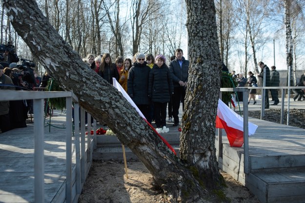 Polacy mieszkający w okręgu smoleńskim podczas uroczystości rocznicowych na miejscu katastrofy samolotu prezydenckiego Tu-154M /Wojciech Pacewicz /PAP