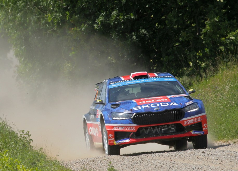 Polacy Miko Marczyk i Szymon Gospodarczyk (Skoda Fabia RS) na trasie odcinka specjalnego "Mikołajki" / 	Tomasz Waszczuk    /PAP