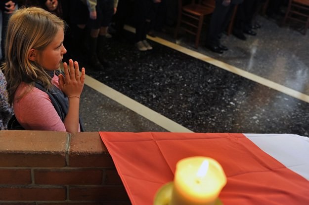 Polacy modlą się za tych, którzy zginęli w katastrofie pod Smoleńskiem /AFP