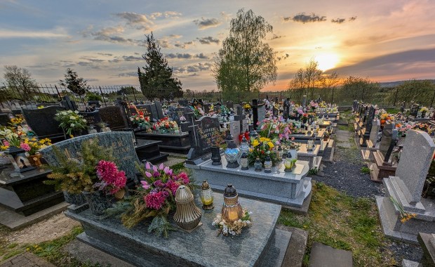 Polacy mogą odzyskać tysiące złotych z nielegalnych opłat cmentarnych!