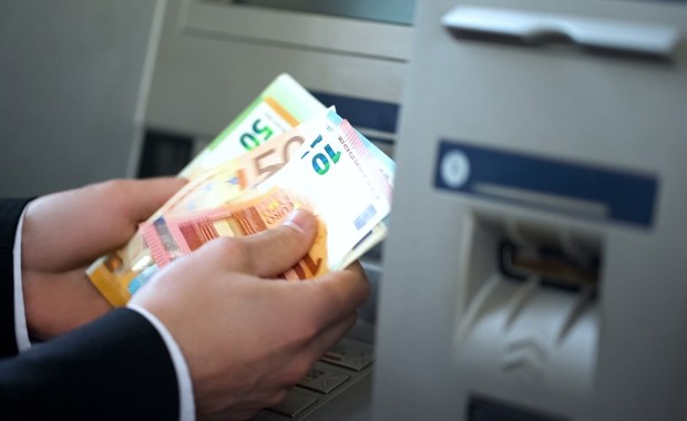 "Polacy mogą poczuć się bogatsi za granicą". Nasze pensje w euro wzrosły