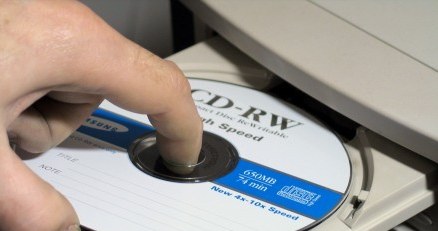 Polacy najczęściej archiwizują dane na płytach CD i DVD fot. Carlos Paes /stock.xchng