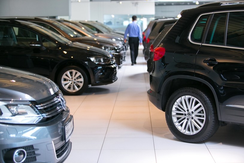 Polacy najczęściej kupują samochody, które kosztują około 21 tys. zł /Getty Images
