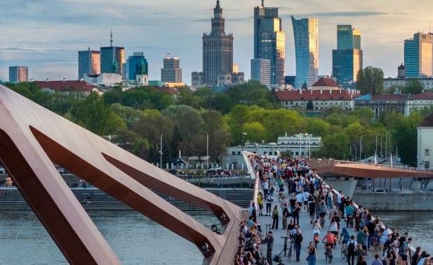 Polacy narzekają na życie, mniej na Polskę. Łakomie patrzymy w kierunku Hiszpanii