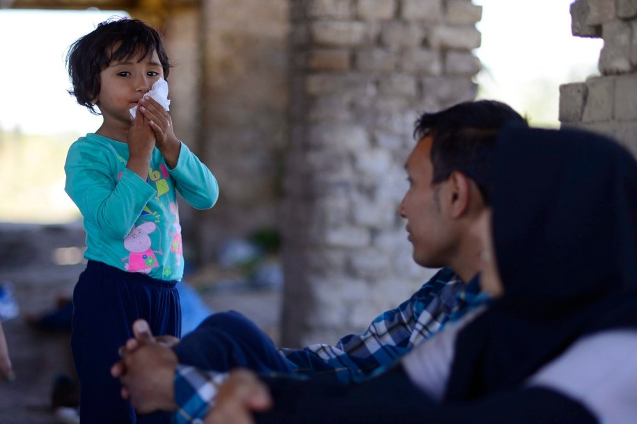 Polacy nie chcą, by UE zmuszała nas do przyjmowania imigrantów - wynika z sondażu IBRiS dla "Rzeczpospolitej". Na zdjęciu: uchodźcy z Afganistanu w Serbii /ADVARD MOLNAR /PAP/EPA