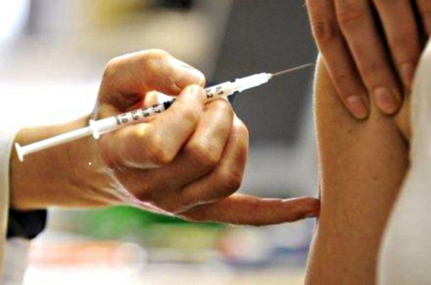 Polacy nie chcą się szczepić na grypę /AFP