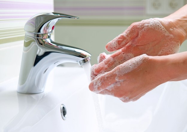 Polacy nie mają zwyczaju mycia rąk /123RF/PICSEL