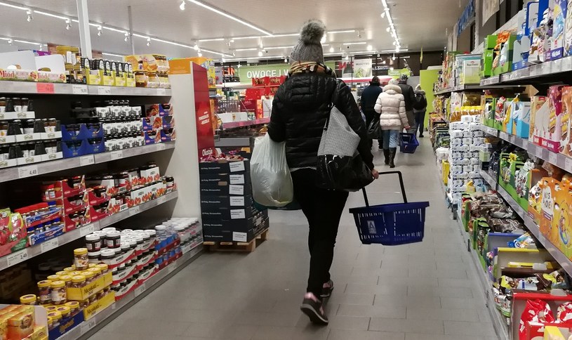 Polacy nie wierzą w obniżkę cen w sklepach... /MondayNews
