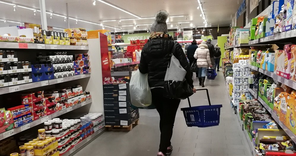 Polacy nie wierzą w obniżkę cen w sklepach... /MondayNews