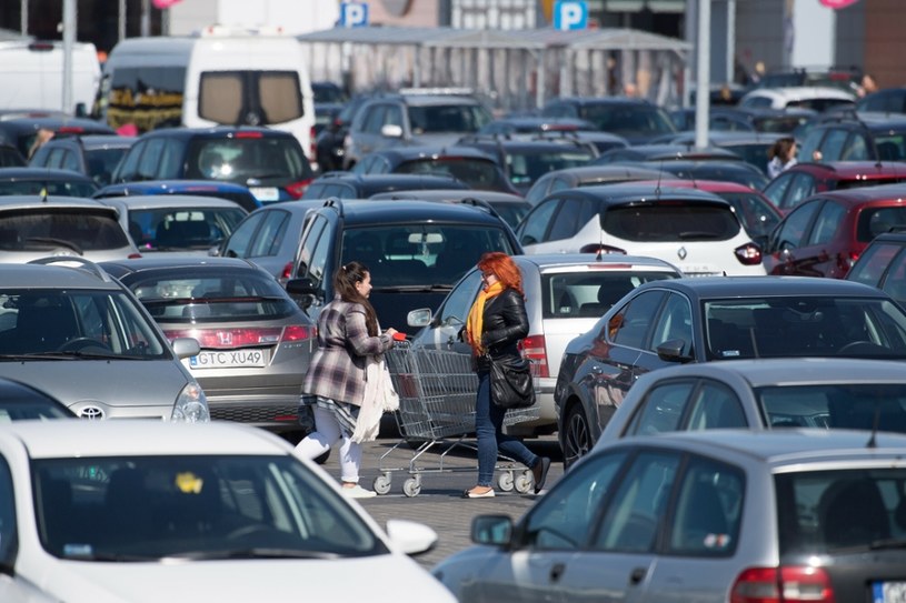 Polacy nie wyobrażają sobie już dziś życia bez samochodu /Wojciech Stróżyk /Reporter