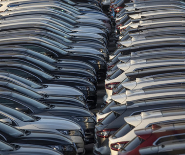 Polacy niemal nie kupują nowych samochodów. Tylko firmy