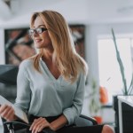 Polacy o dress code w pracy. Od garsonki po trampki